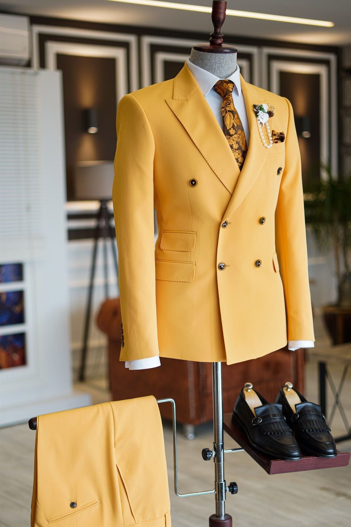 Classy Yellow Peaked Lapel Double Breasted Tailored Prom Suits