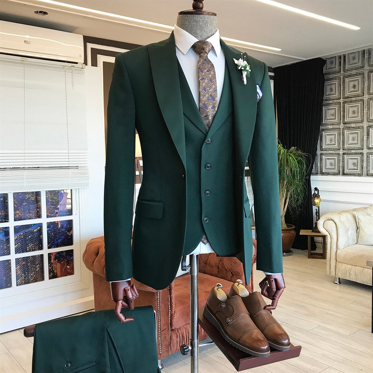 Dark Green Bespoke Peaked Lapel Three Pieces Men Suits