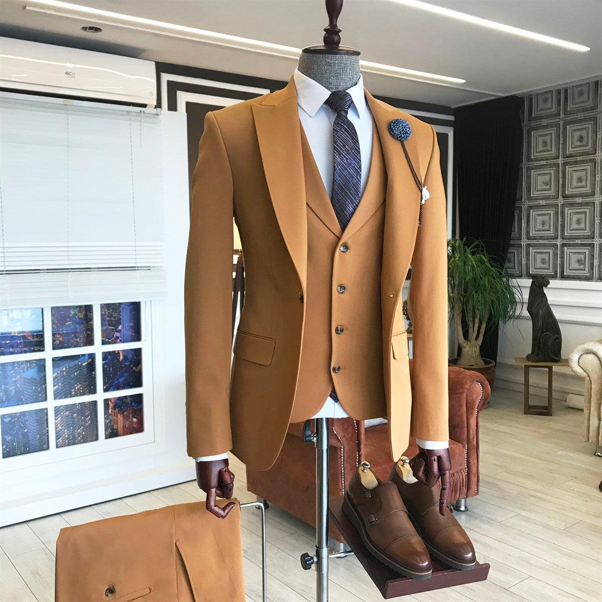 Gold Brown Designer Peaked Lapel Men Suits with Three Pieces