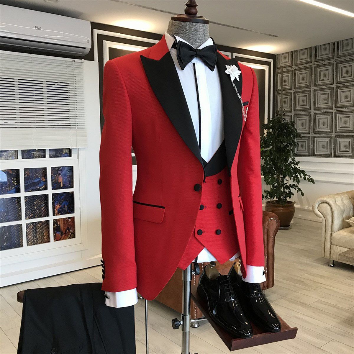 Red 3-Pieces Black Peaked Lapel Single Breasted Prom Suits for Men