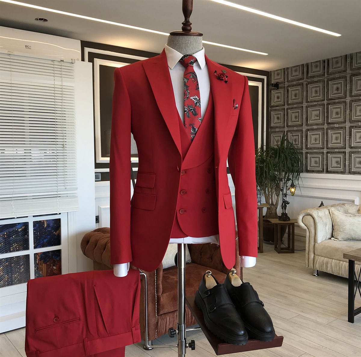 Red Bespoke Three Pieces Peaked Lapel Men Prom Suits