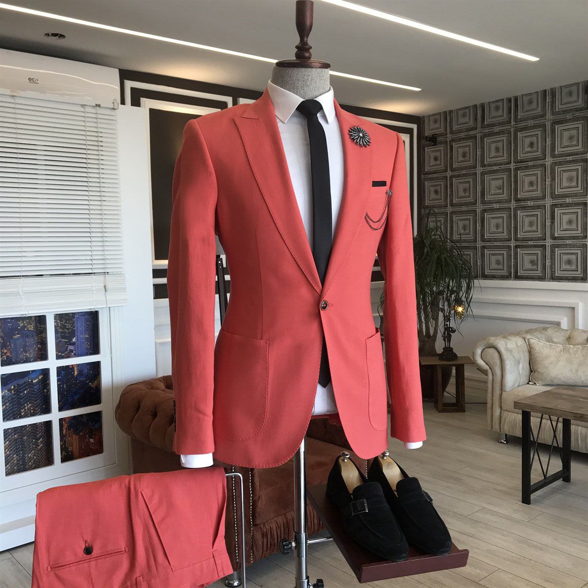 Red Peaked Lapel Slim Fit 2 Flaps Men Prom Suits